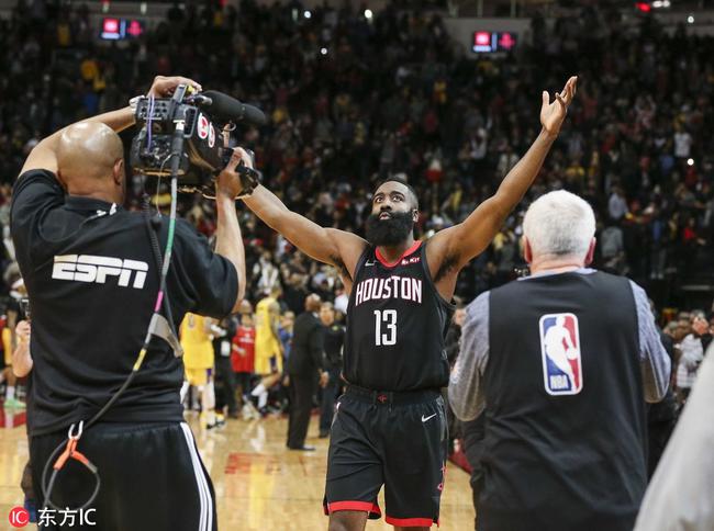 利物浦与桑德兰战平，萨拉赫替补登场未改劣势，桑德兰防守严密，最终以1比1告终。（利物浦1-1桑德兰：萨拉赫替补未能改写局势，桑德兰防线稳固）