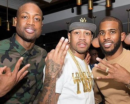 詹姆斯篮板表现抢眼，助球队逆转（詹姆斯篮板统治全场，带队上演逆转）