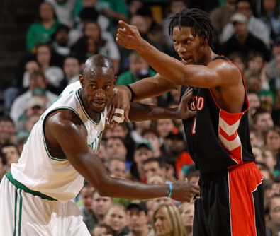 一日意甲动向：国米大胜科莫晋级榜首，米兰中锋实在是太令人发愁（意甲今日速递：国米横扫科莫登顶榜首，米兰中锋难题令人头疼）