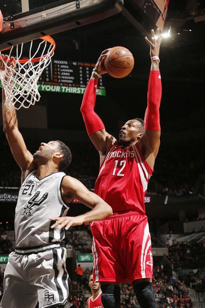 盘活球队进攻！康宁汉姆半场13分7助攻带队咬住比分（康宁汉姆半场13分7助攻激活火力，率队紧咬比分）