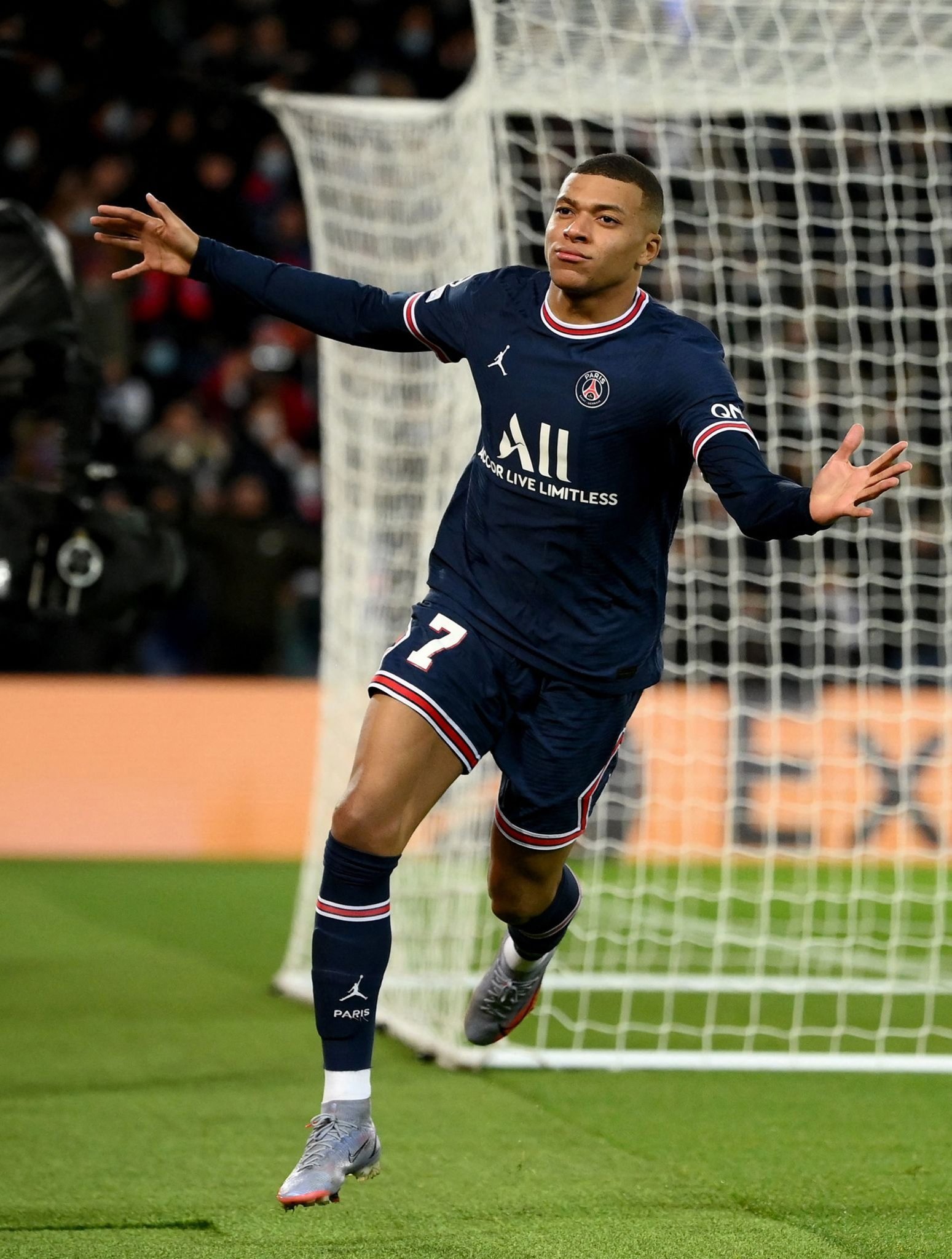 热刺短传渗透锋利如刃（热刺短传渗透刀锋般犀利）