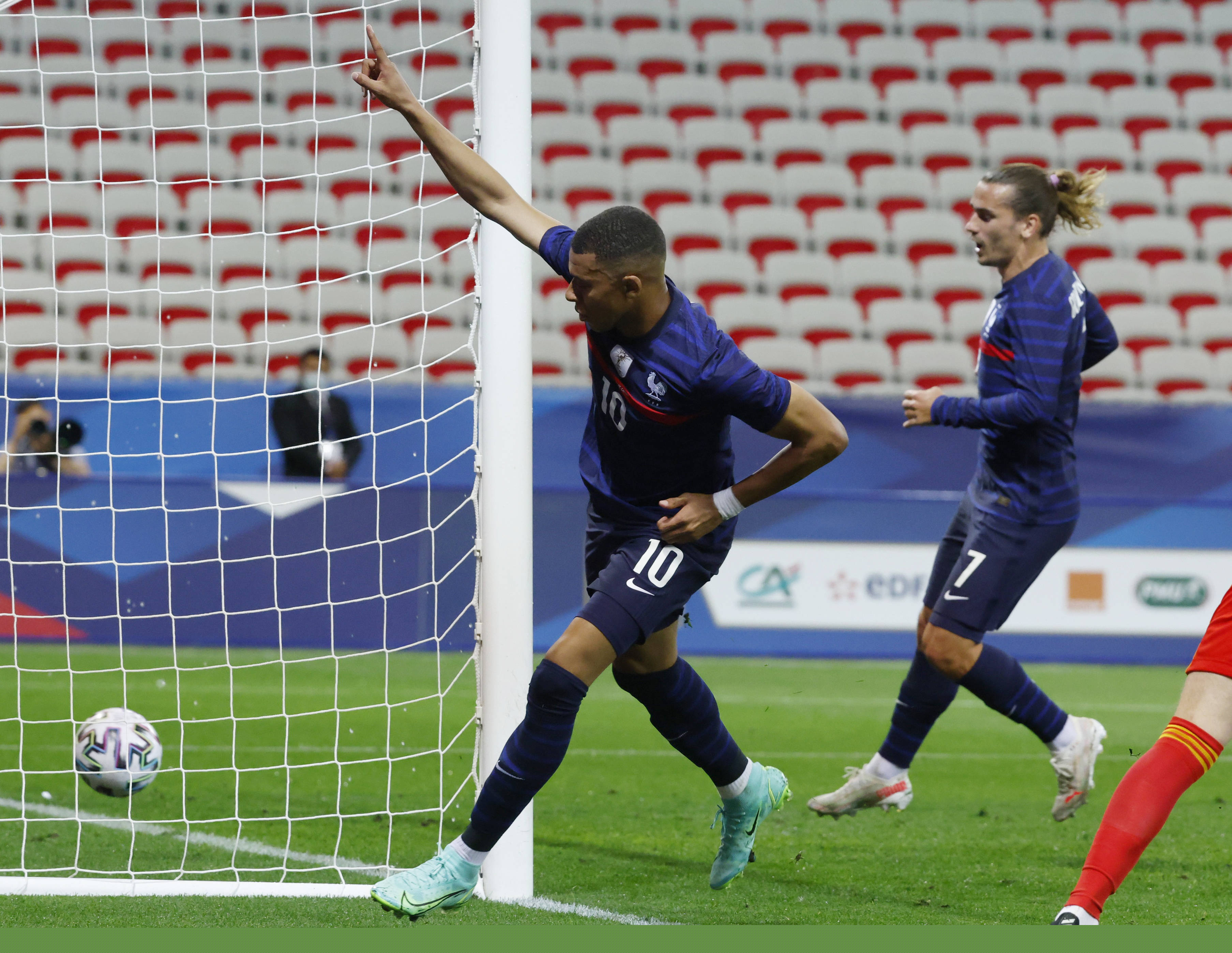 每体否认马斯坦托诺离队传闻：他1月绝不会离开皇马（每体辟谣马斯坦托诺离队传闻：他今冬一月不会离开皇马）