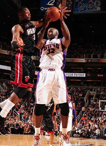 欧冠淘汰赛前瞻：拜仁客战巴黎,（欧冠淘汰赛看点：拜仁客场挑战巴黎）