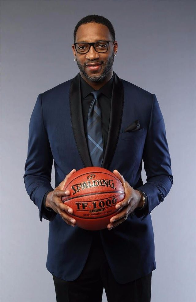 被赠送云达不莱梅印有8号的球衣，克罗斯：这是合同报价吗（收到云达不莱梅8号球衣，克罗斯打趣：这是合同报价？）