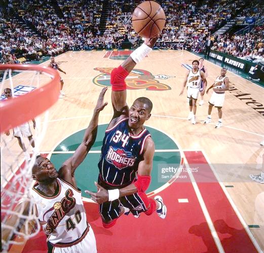 阿森纳欧冠小组／联赛阶段取得10连胜，仅次于拜仁和利物浦（阿森纳欧冠小组赛与联赛豪取10连胜，仅逊拜仁与利物浦）