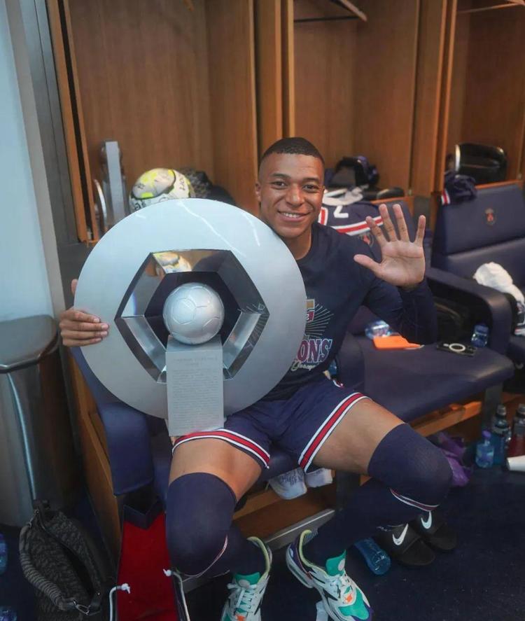 中超：上海海港主场4-1大胜深圳（中超：上海海港主场4比1完胜深圳）