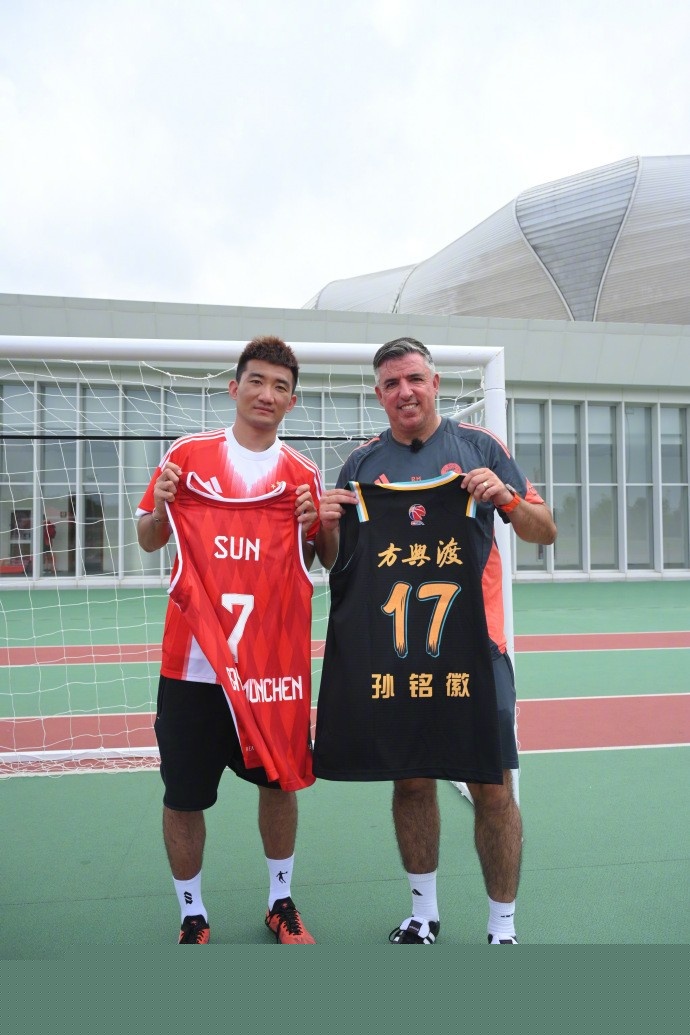 约基奇不爱篮球？欧媒：他对篮球痴迷到极致，会回看训练录像（欧媒辟谣“约基奇不爱篮球”：他痴迷至极，训练录像反复回看）